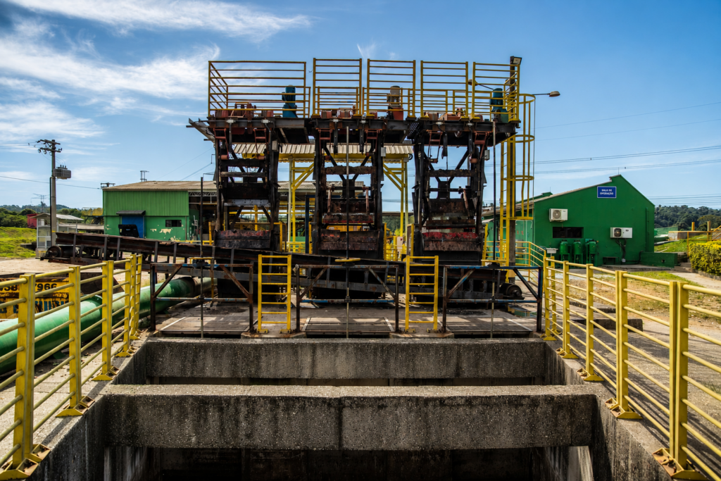 Estação de tratamento de efluentes industriais em operação, estrutura relacionada à gestão e ao licenciamento ambiental.